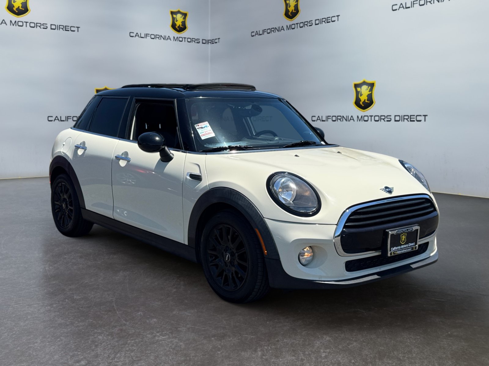 Used 2019 MINI Cooper 4-Door Hardtop w/ Signature Upholstery Package FWD image 7