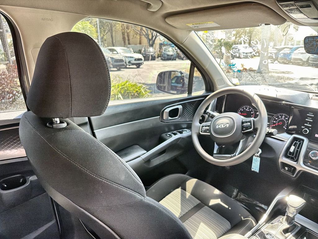 Used 2023 Kia Sorento LX image 17