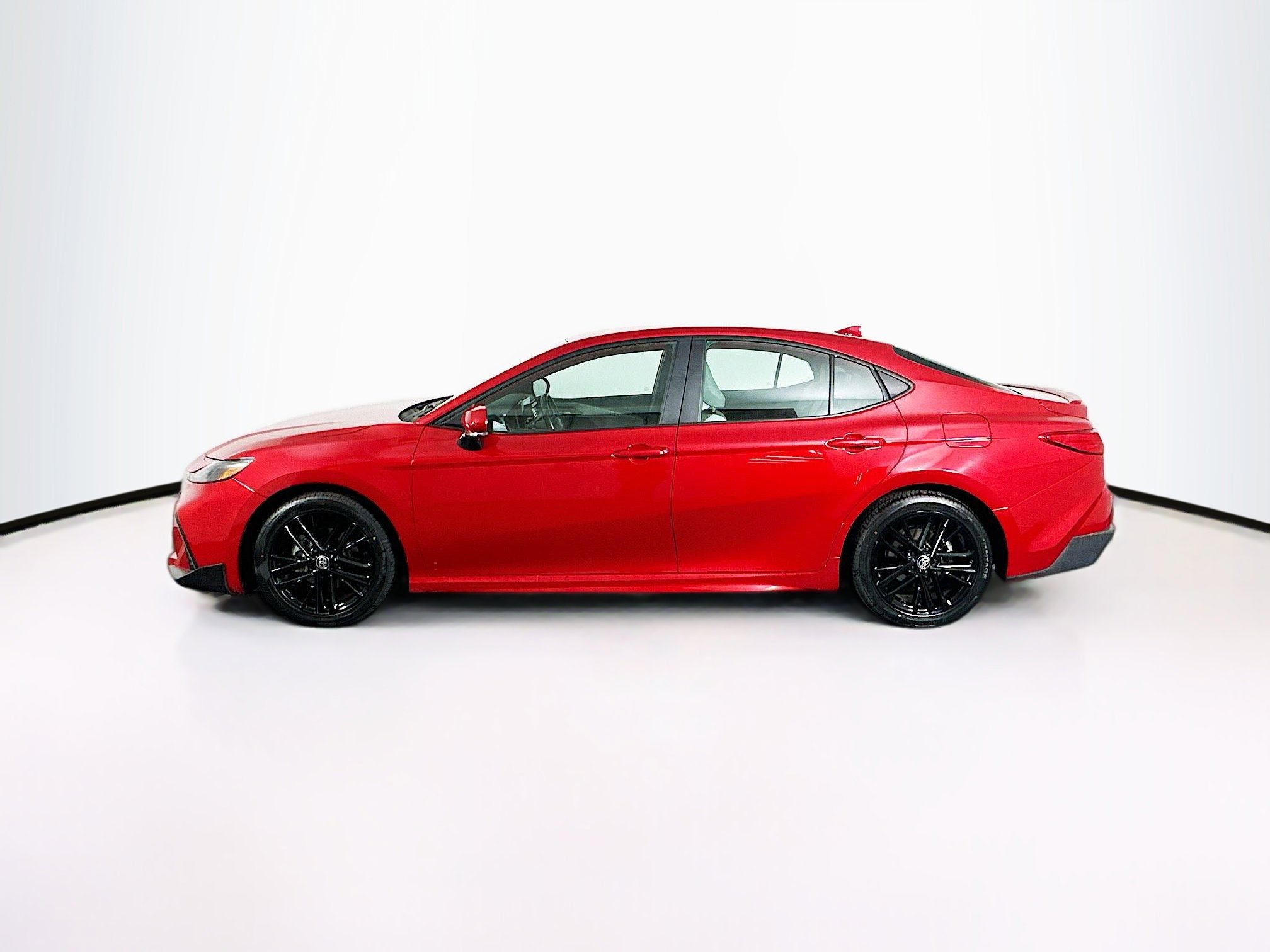 Used 2025 Toyota Camry SE image 4