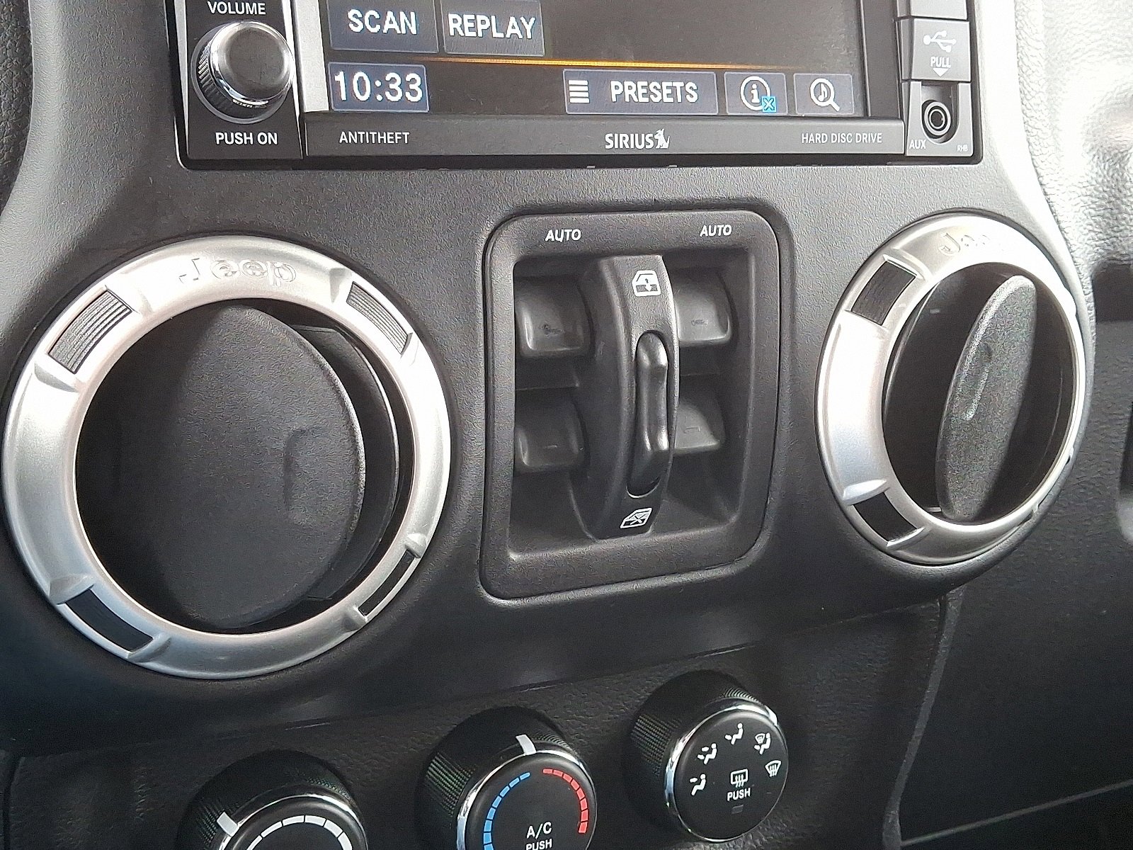 Used 2018 Jeep Wrangler Unlimited Sahara w/ Connectivity Group image 25