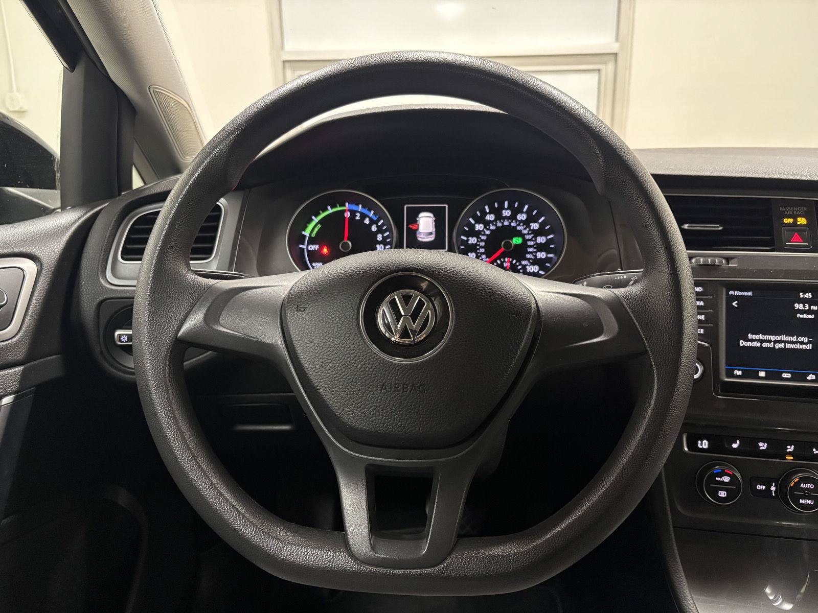 Used 2016 Volkswagen e-Golf SE w/ DC Fast Charging Package FWD image 22