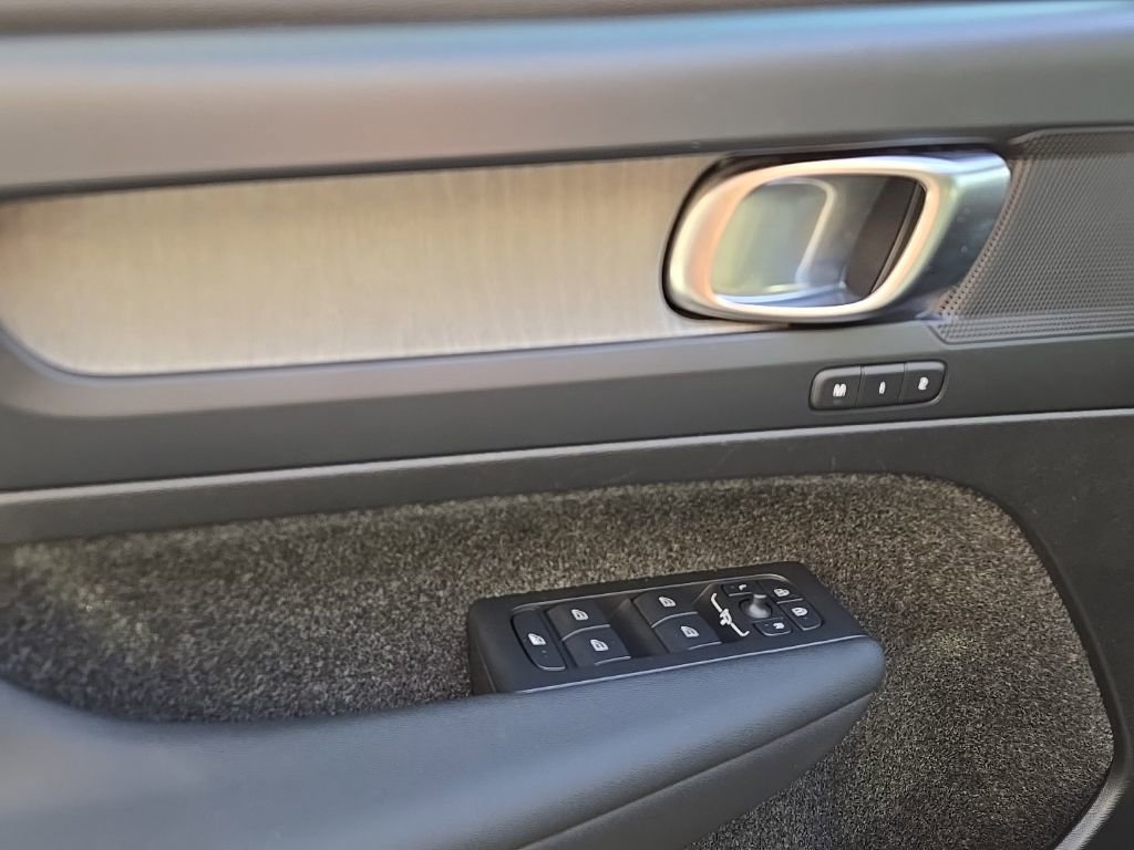 Certified 2025 Volvo XC40 B5 Core image 14