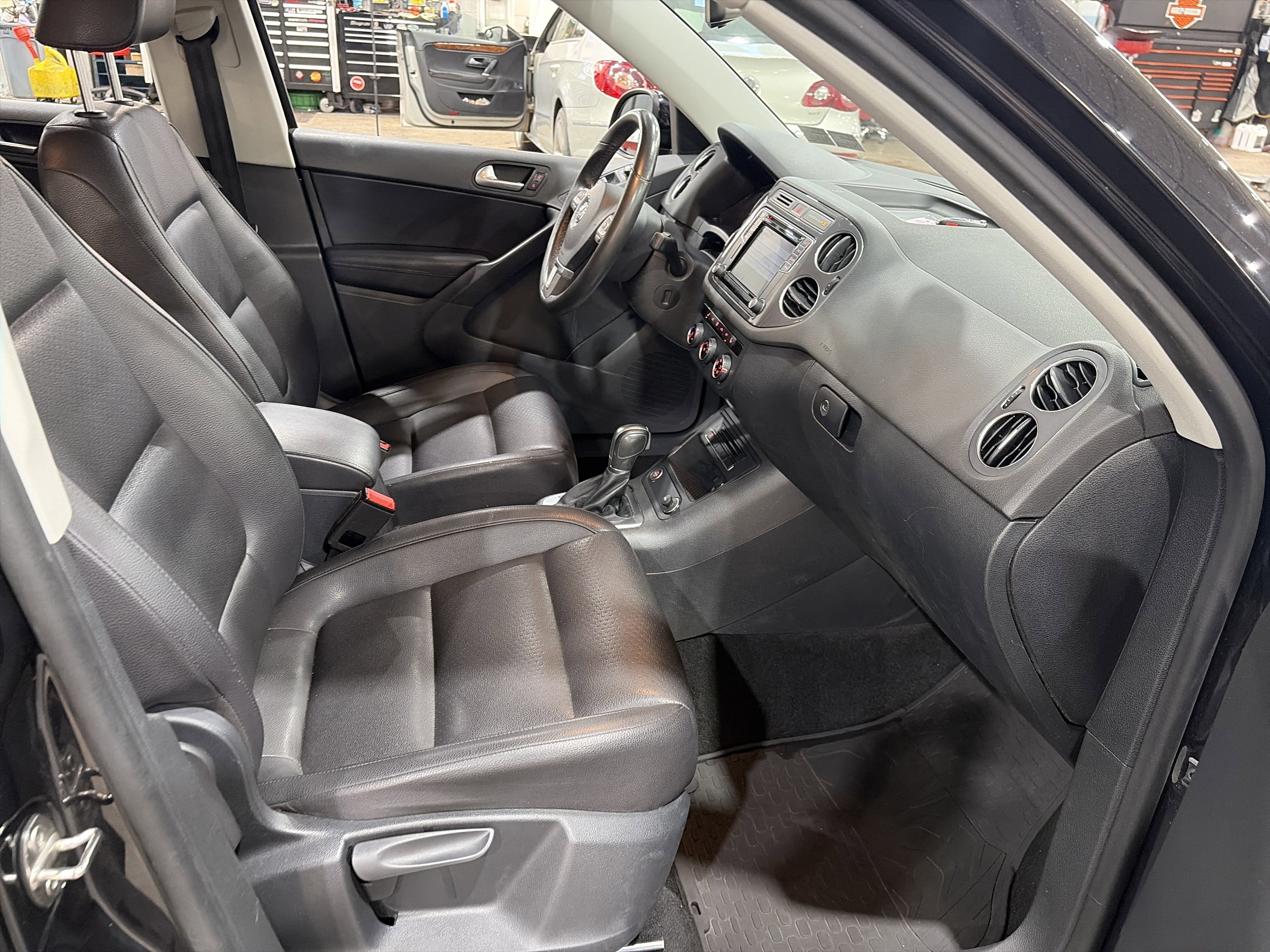 Used 2017 Volkswagen Tiguan S image 32