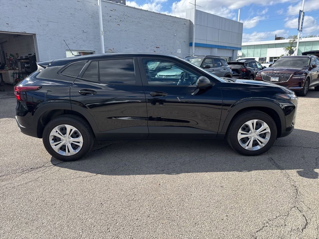Used 2025 Chevrolet Trax LS FWD image 8