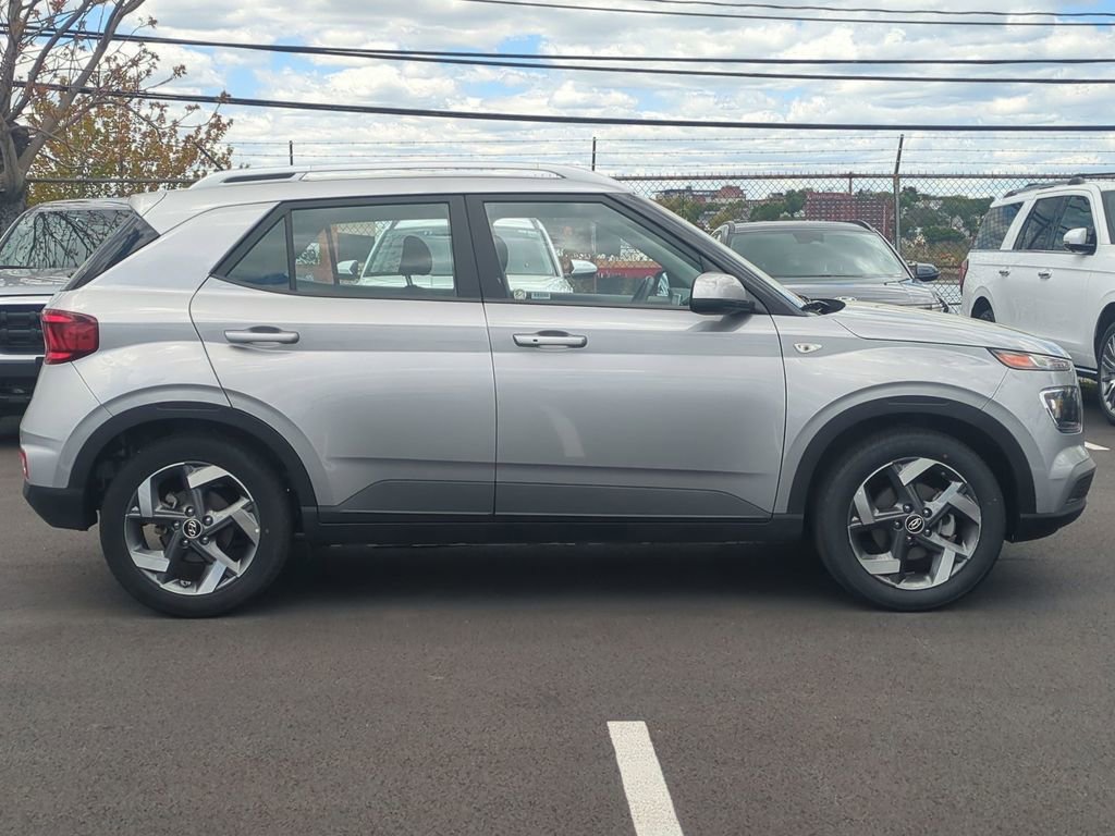 Used 2025 Hyundai Venue SEL FWD image 2