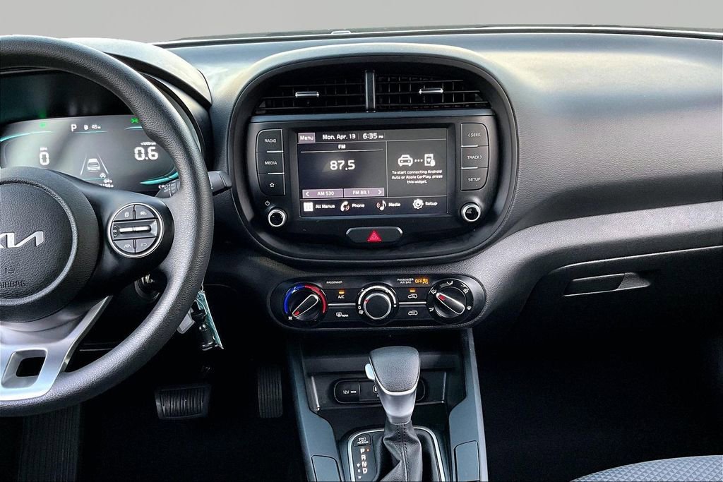 Used 2023 Kia Soul LX w/ LX Technology Package FWD image 9