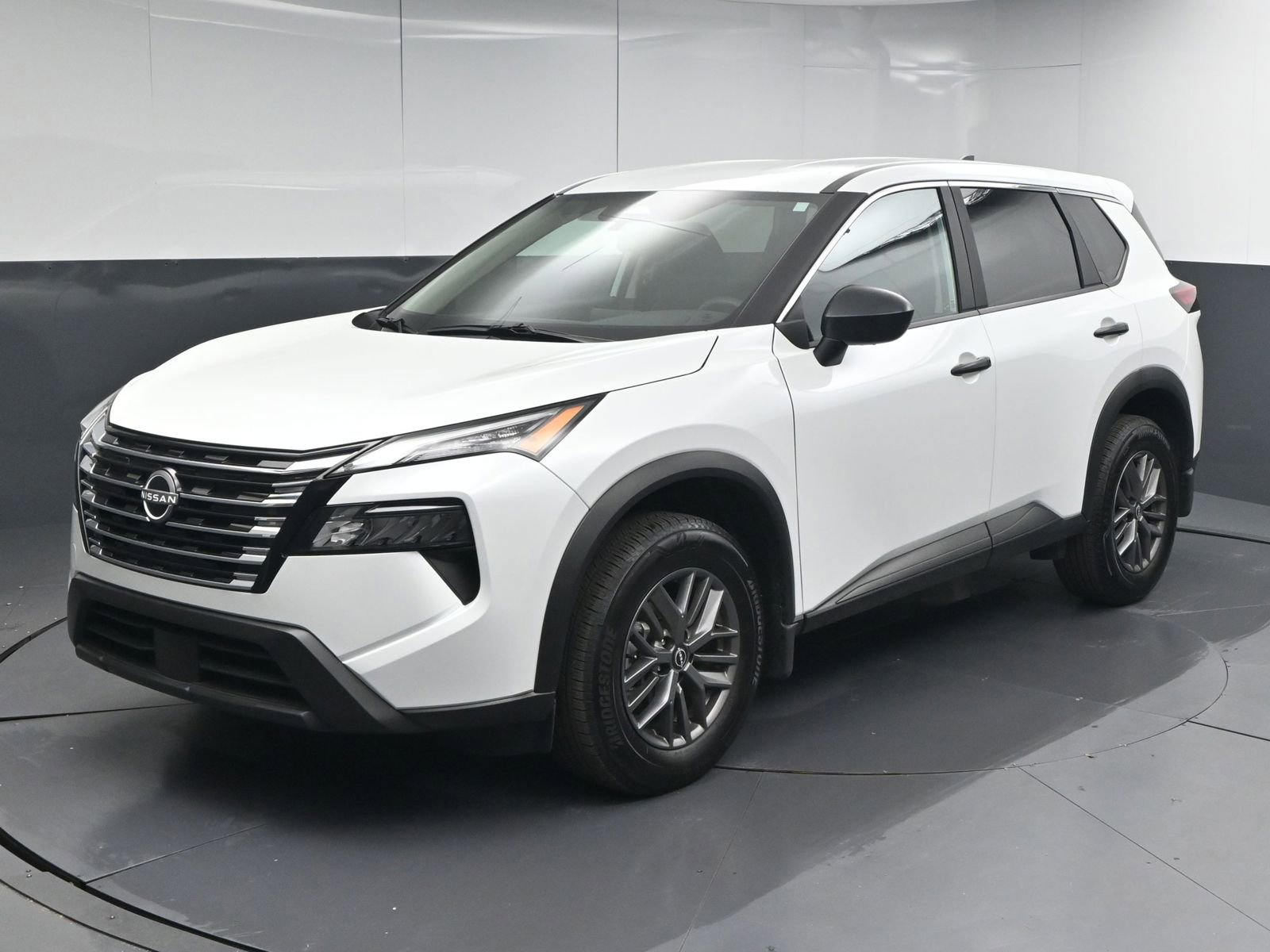 Used 2025 Nissan Rogue S image 3