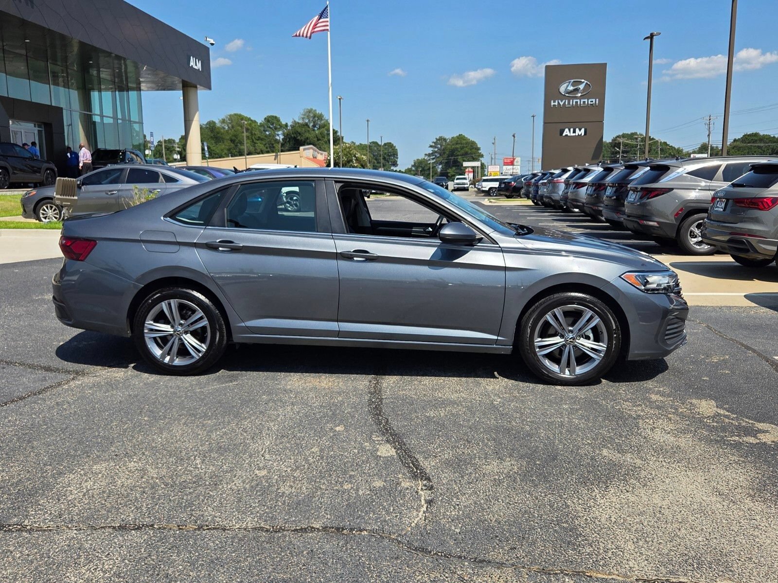 Used 2024 Volkswagen Jetta SE FWD image 15