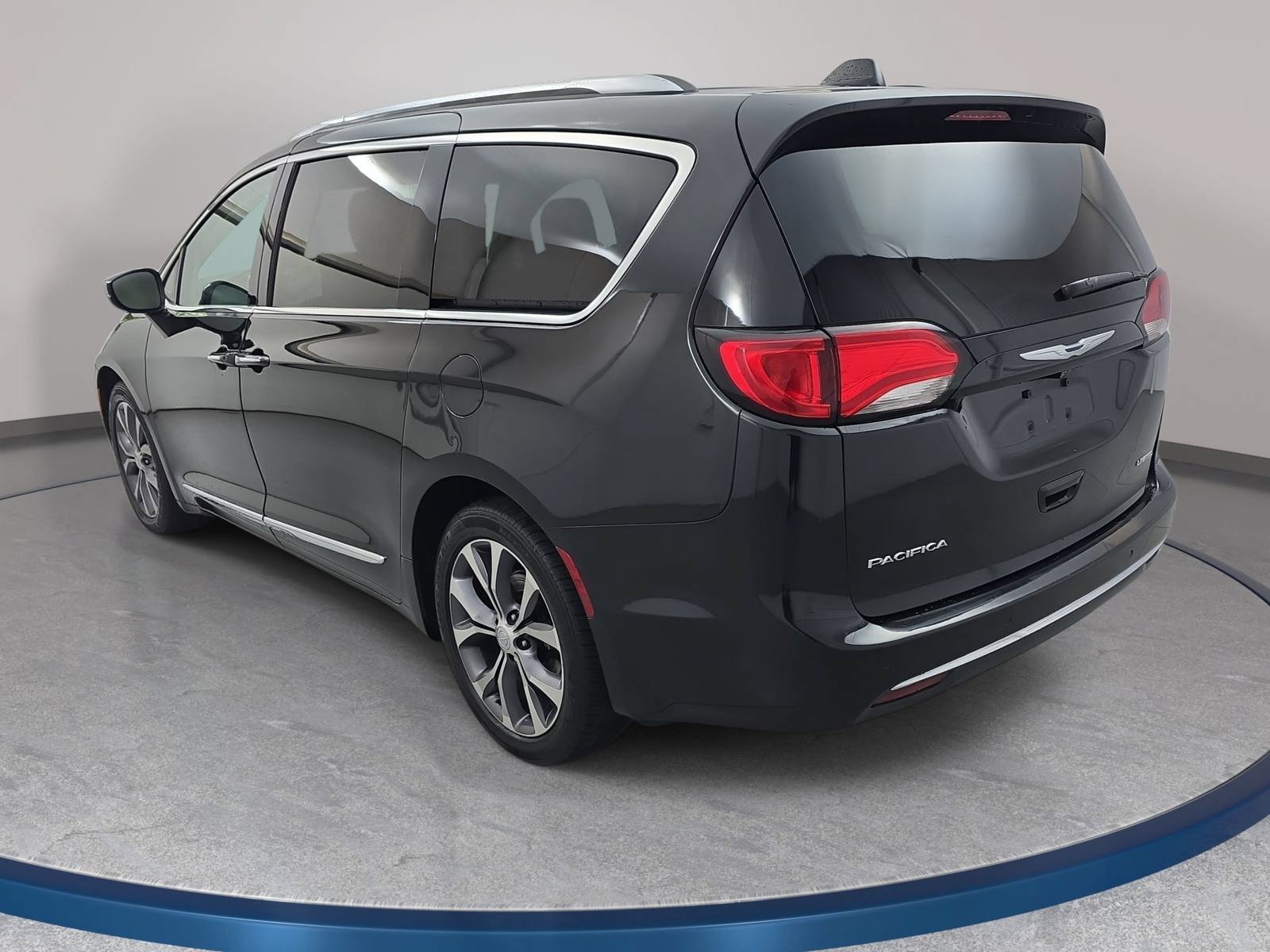 Used 2017 Chrysler Pacifica Limited w/ UConnect Theater Package FWD image 7