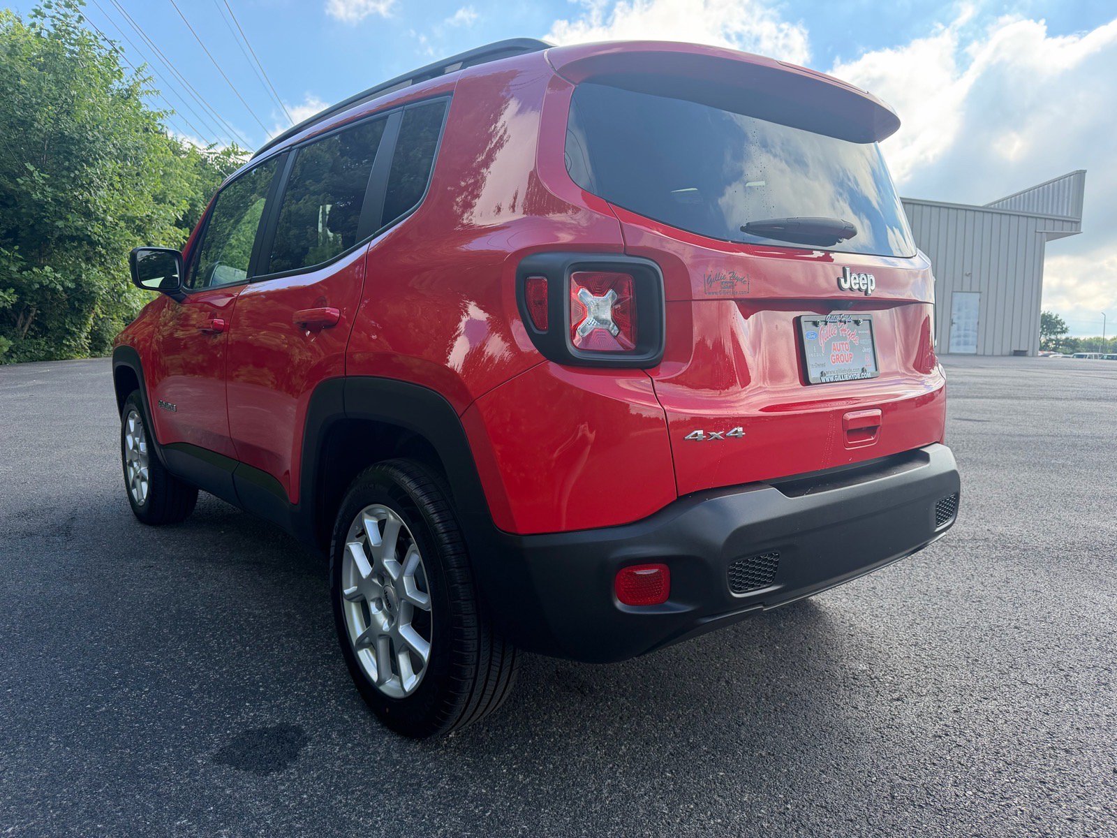 Used 2023 Jeep Renegade Latitude w/ Sun/Sound Group AWD/4WD image 12