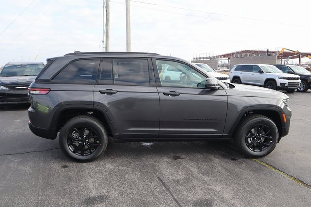 New 2025 Jeep Grand Cherokee Altitude image 3