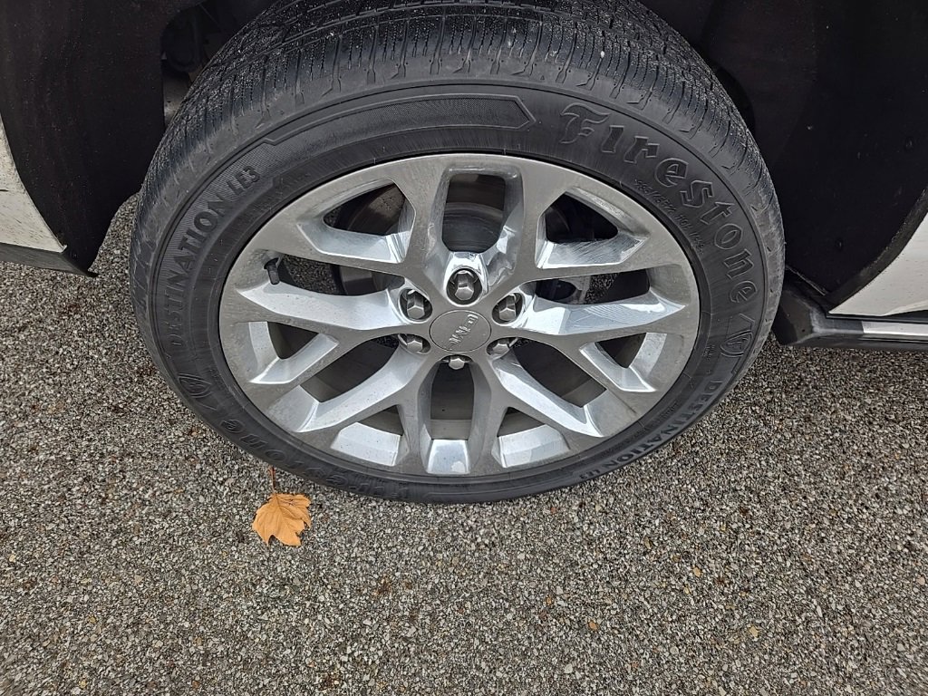 Used 2020 GMC Yukon Denali w/ Denali Premium Package image 12