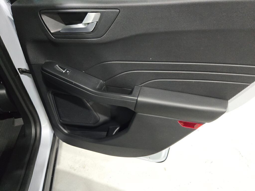 New 2025 Ford Escape SE w/ Class II Trailer Tow Package image 10