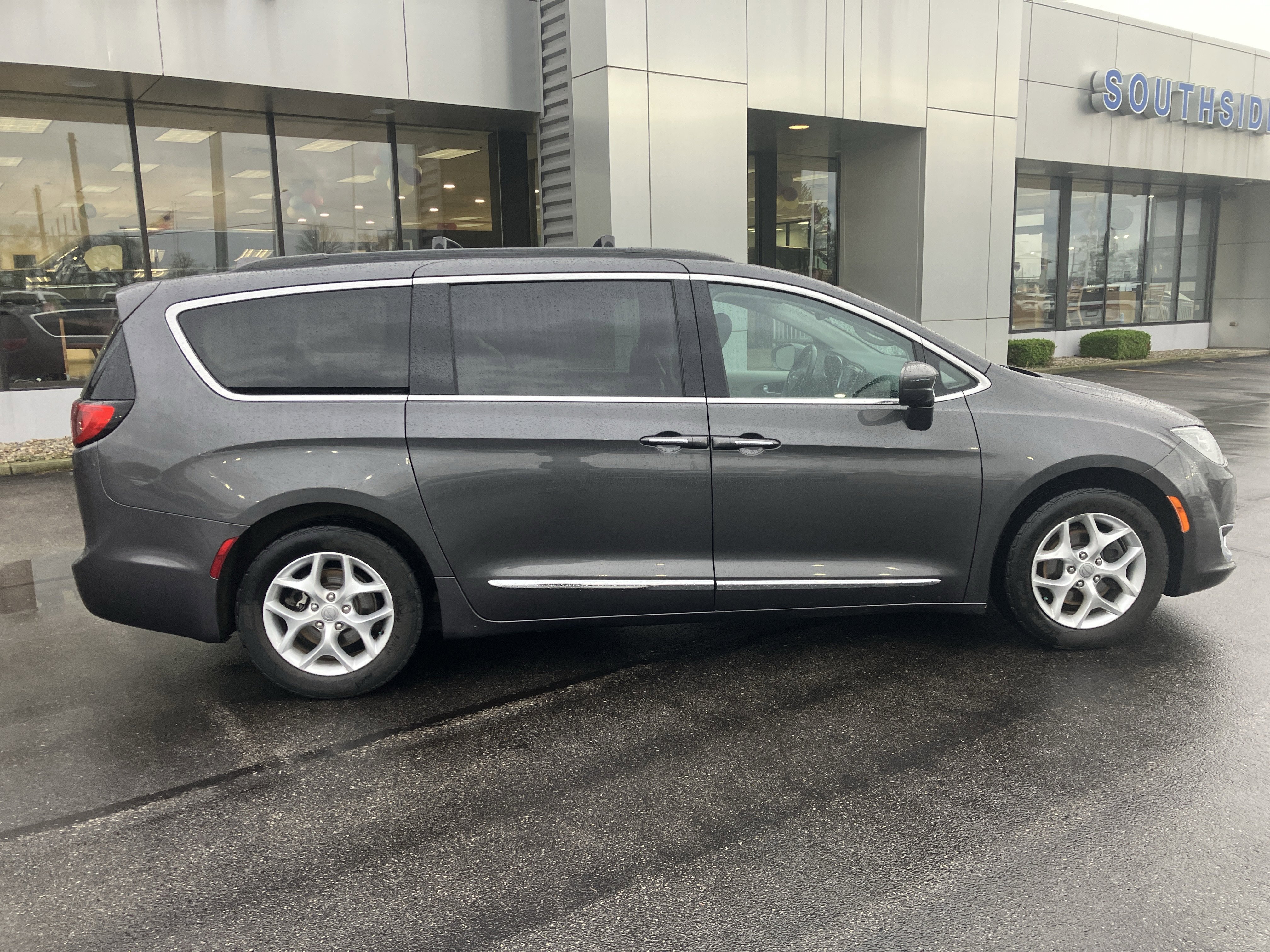 Used 2017 Chrysler Pacifica Touring-L w/ Tire & Wheel Group image 8