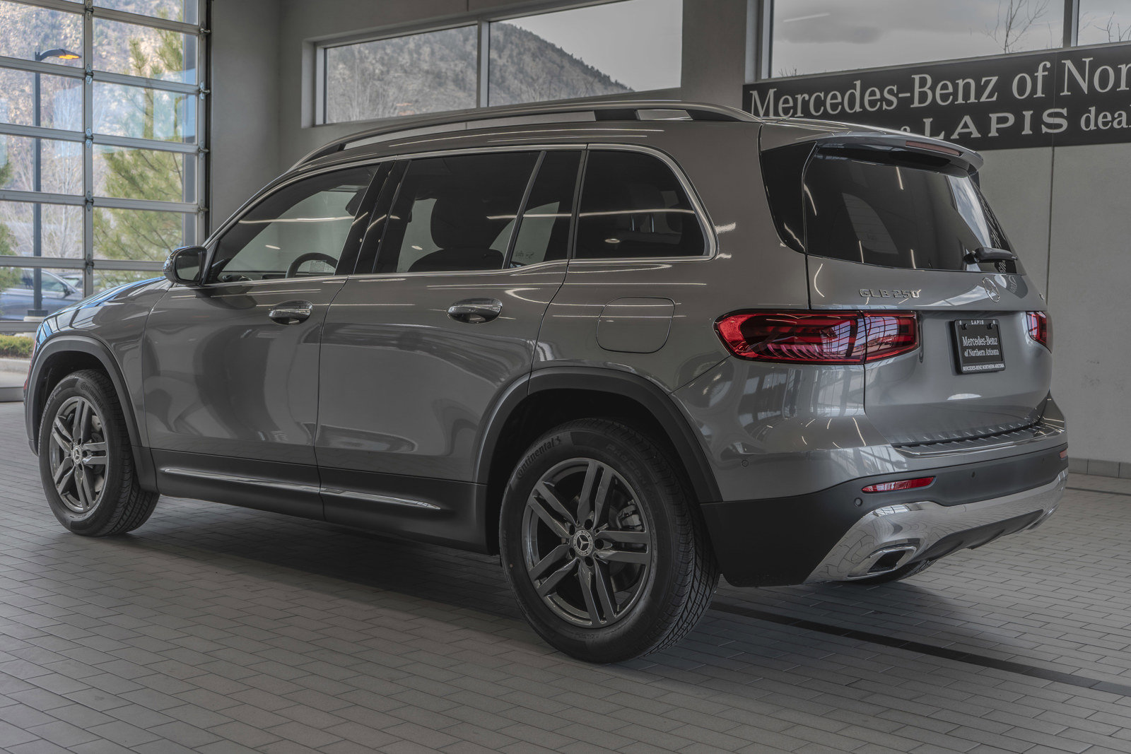 Used 2025 Mercedes-Benz GLB 250 4MATIC image 13