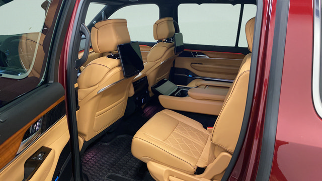 Used 2025 Jeep Grand Wagoneer L Series III w/ Rear Seat Video Group 1 AWD/4WD image 27