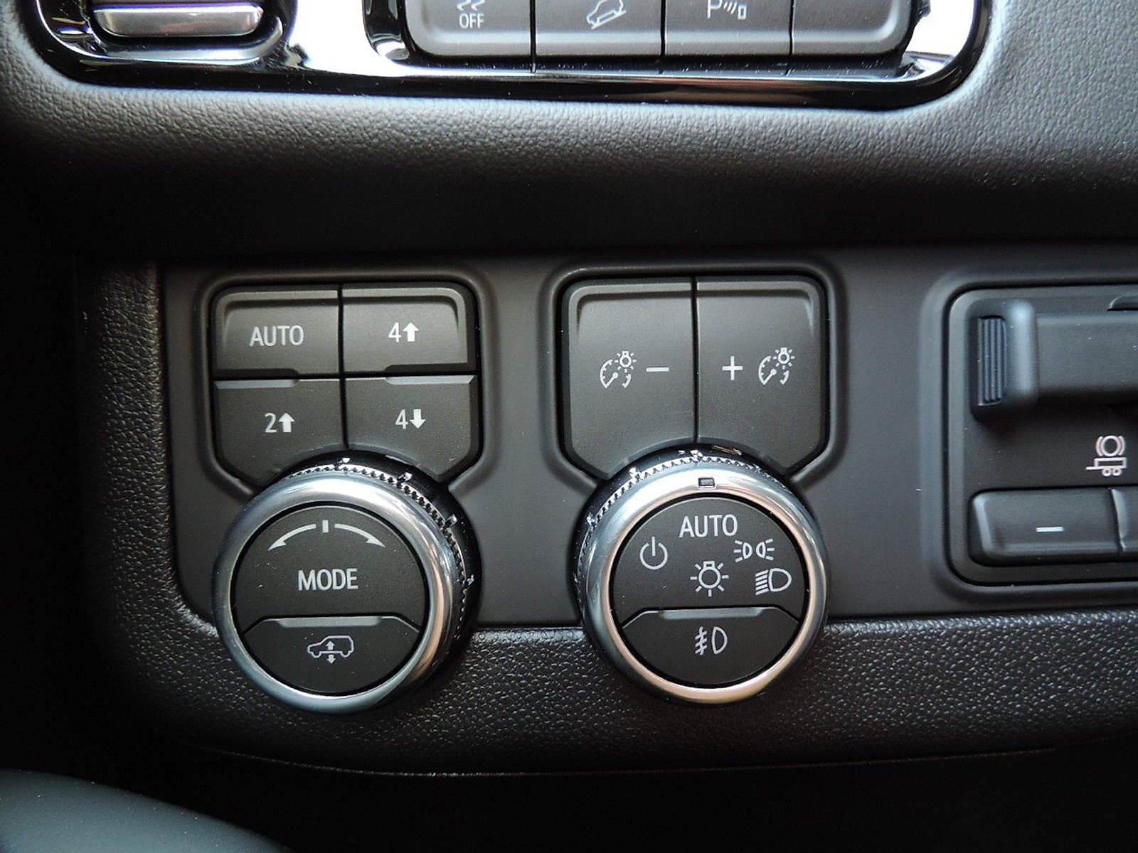New 2026 GMC Yukon XL AT4 w/ AT4 Premium Plus Package AWD/4WD image 28