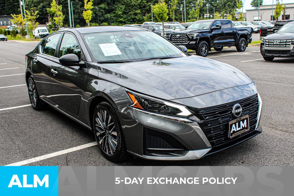 Used 2024 Nissan Altima 2.5 SV FWD image 3