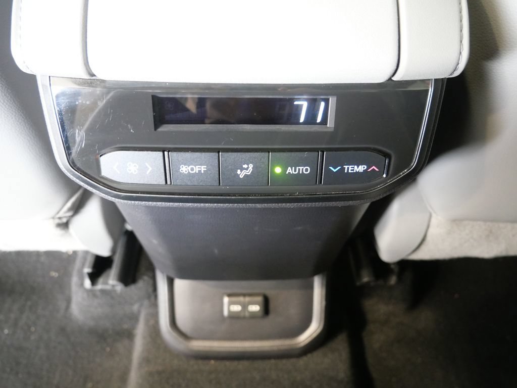 Used 2022 Toyota Highlander XLE AWD/4WD image 36