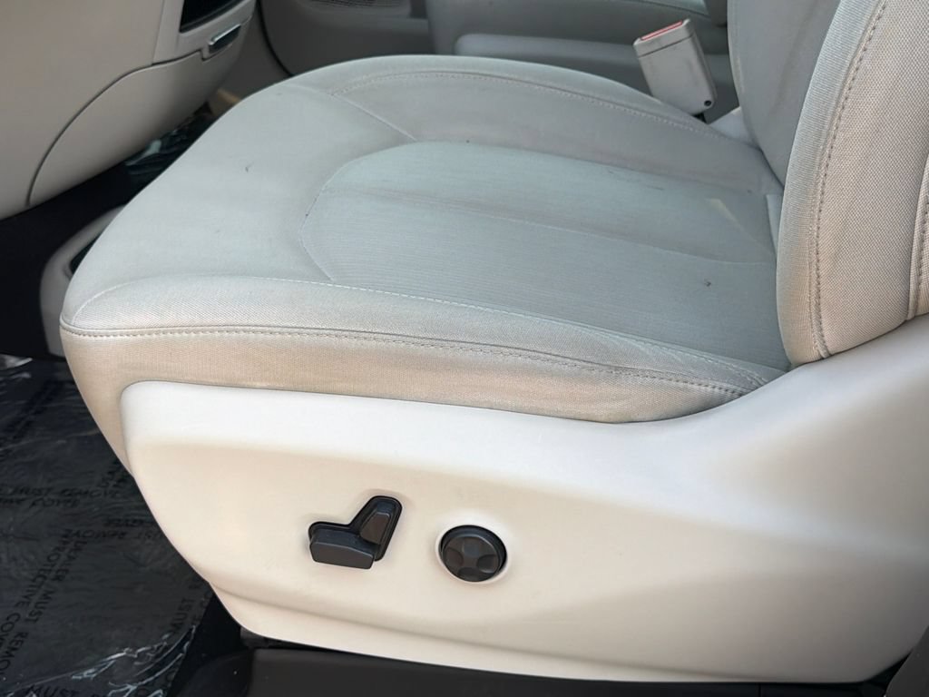 Used 2017 Chrysler Pacifica LX w/ Tire & Wheel Group FWD image 18