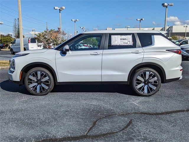 New 2025 Mitsubishi Outlander SE image 8