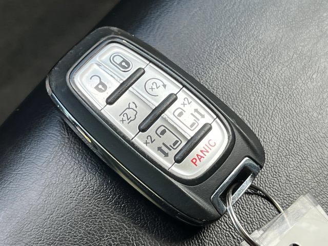 Used 2023 Chrysler Pacifica Touring-L FWD image 32