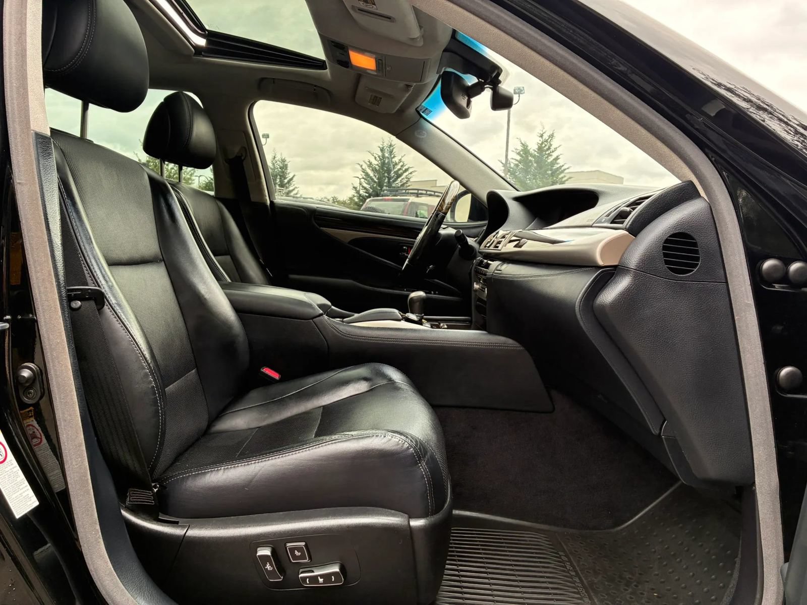 Used 2013 Lexus LS 460 L w/ All-Weather Pkg RWD image 39