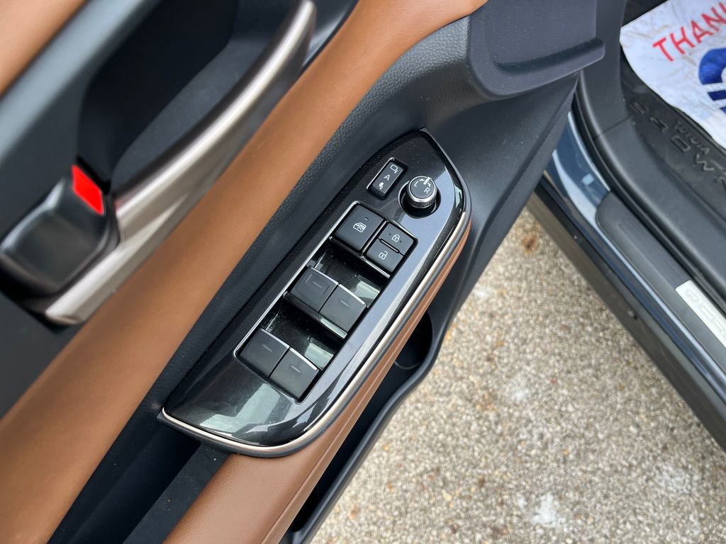 Used 2025 Toyota Crown Signia image 12