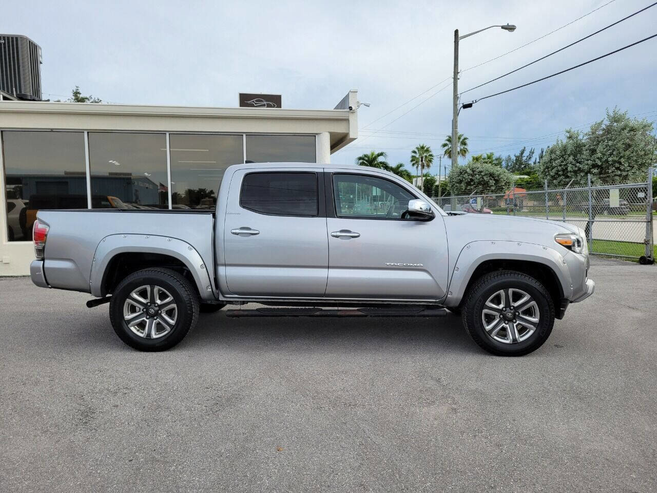 Used 2017 Toyota Tacoma Limited w/ Tow Package RWD image 8