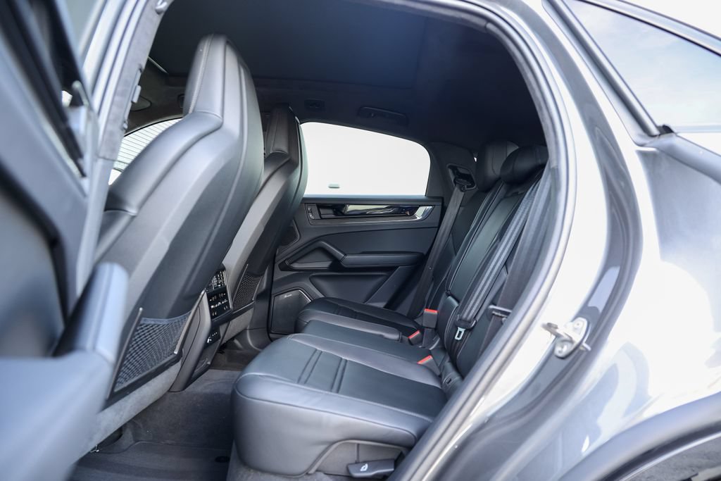 Certified 2025 Porsche Cayenne GTS AWD/4WD image 32