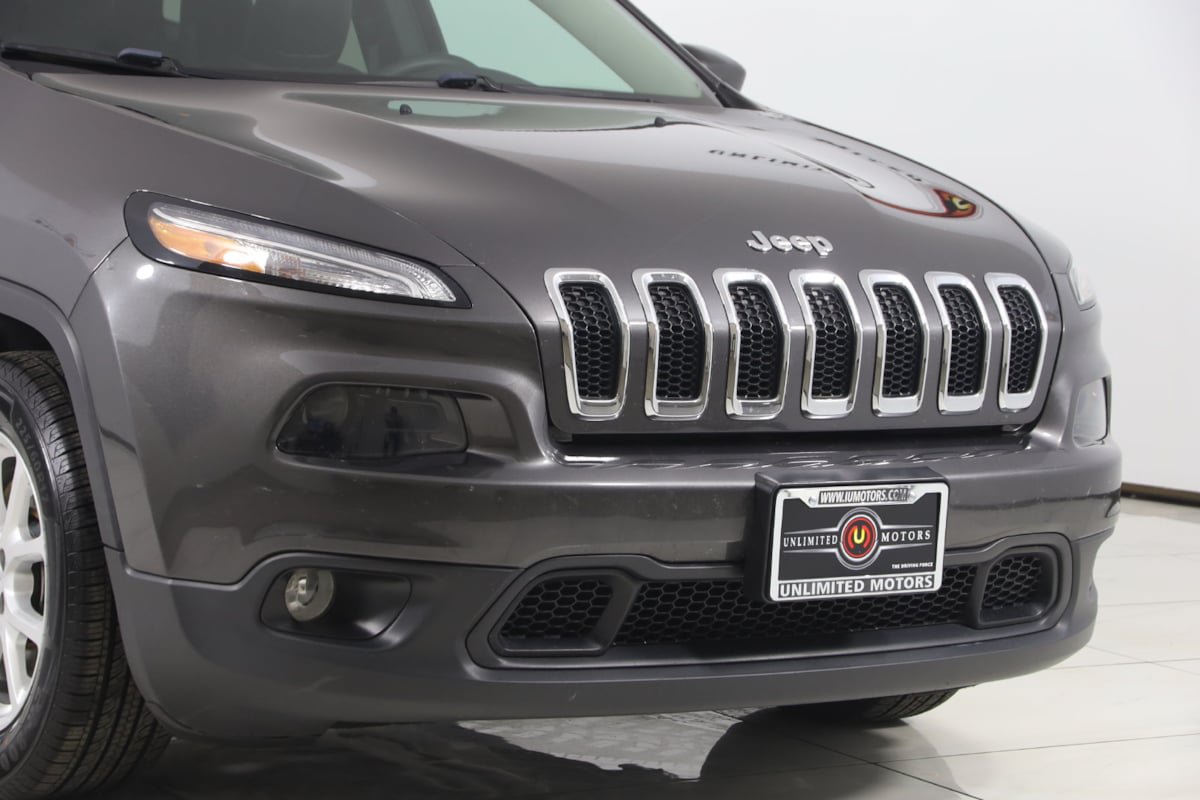 Used 2018 Jeep Cherokee Latitude Plus w/ Cold Weather Group FWD image 35