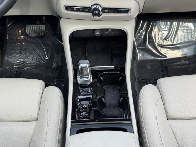 Certified 2023 Volvo XC40 B5 Ultimate w/ Protection Package Premier AWD/4WD image 15
