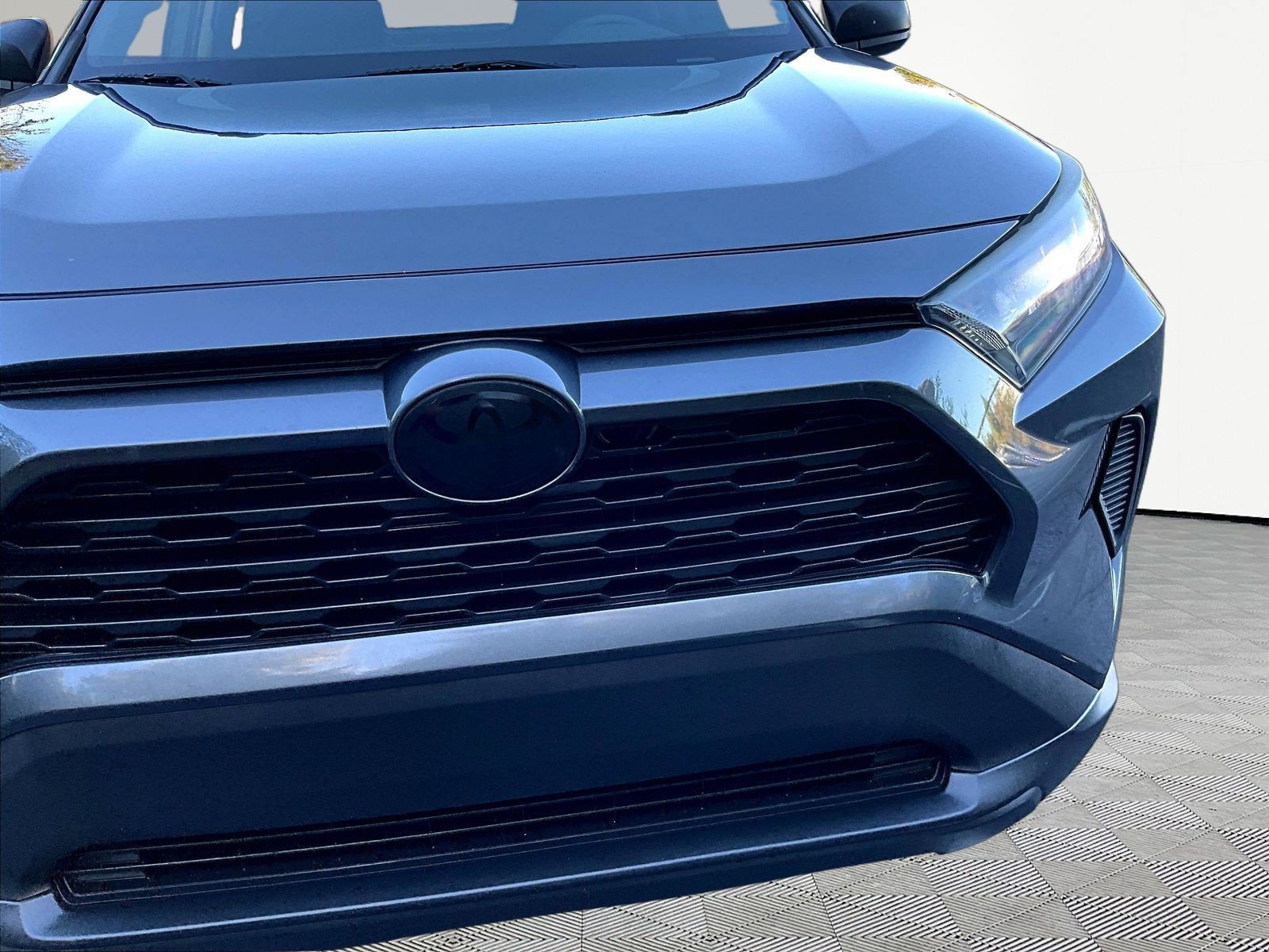 Used 2019 Toyota RAV4 LE FWD image 32
