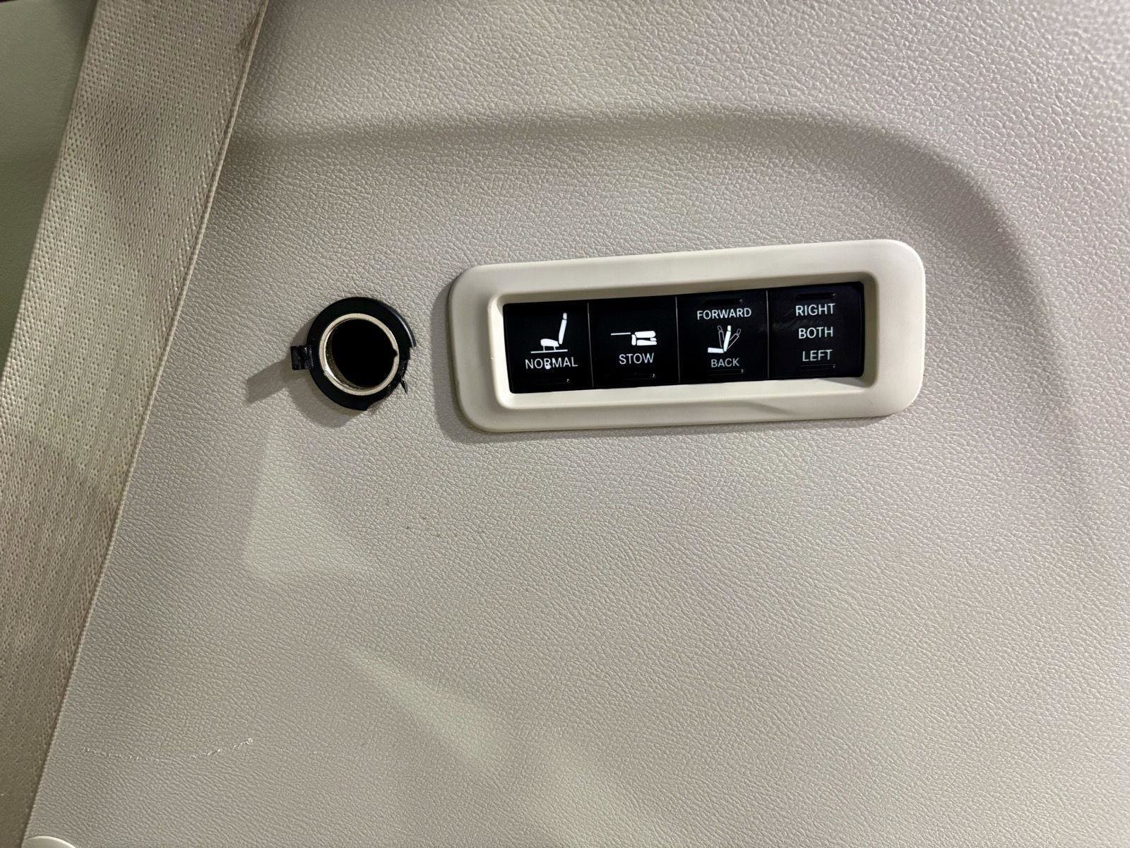 Used 2017 Chrysler Pacifica Limited w/ UConnect Theater Package image 17