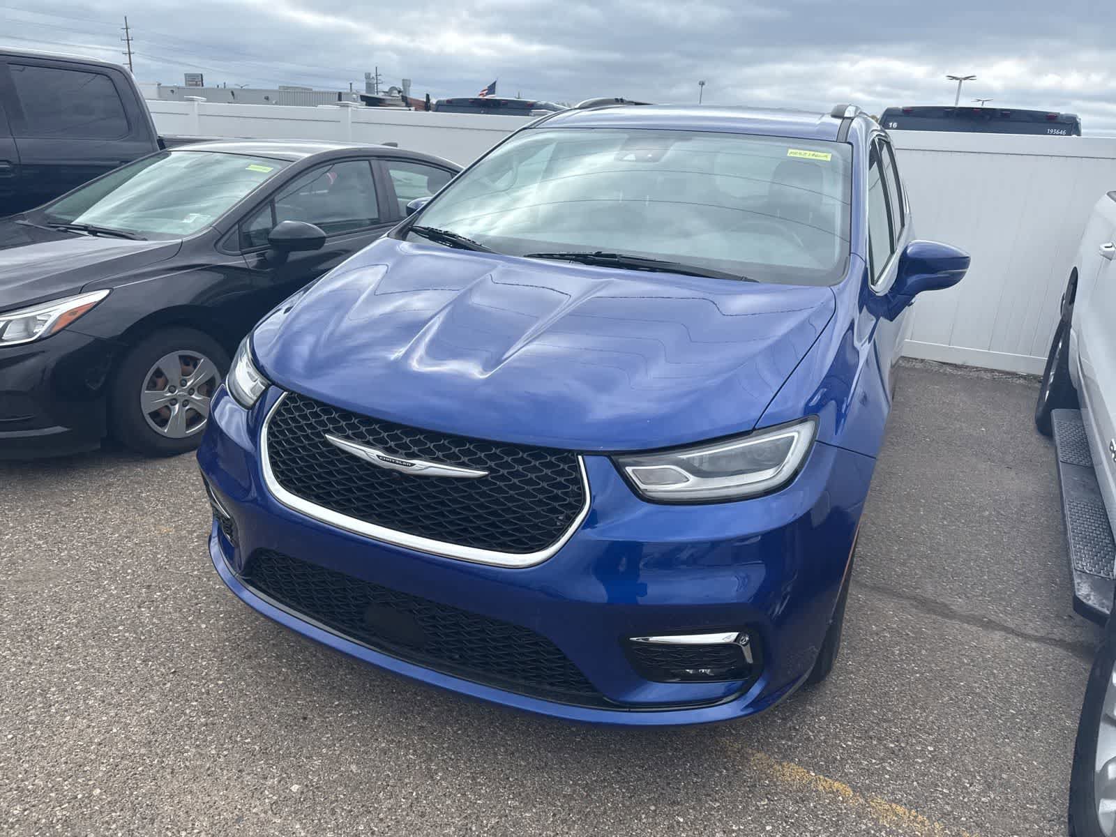 Used 2021 Chrysler Pacifica Touring-L w/ Uconnect Theater Family Group FWD image 18