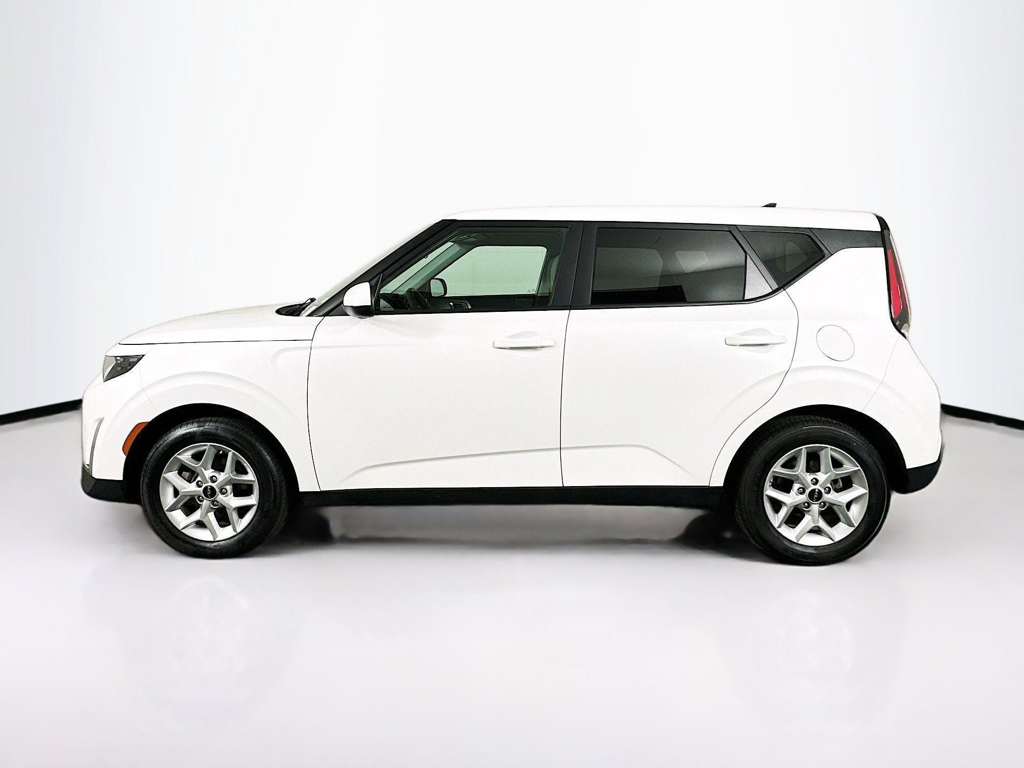 Used 2025 Kia Soul LX w/ LX Technology Package FWD image 4