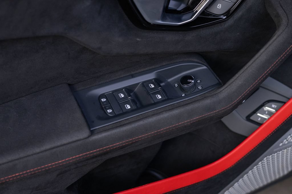Used 2024 Lamborghini Urus Performante AWD/4WD image 28