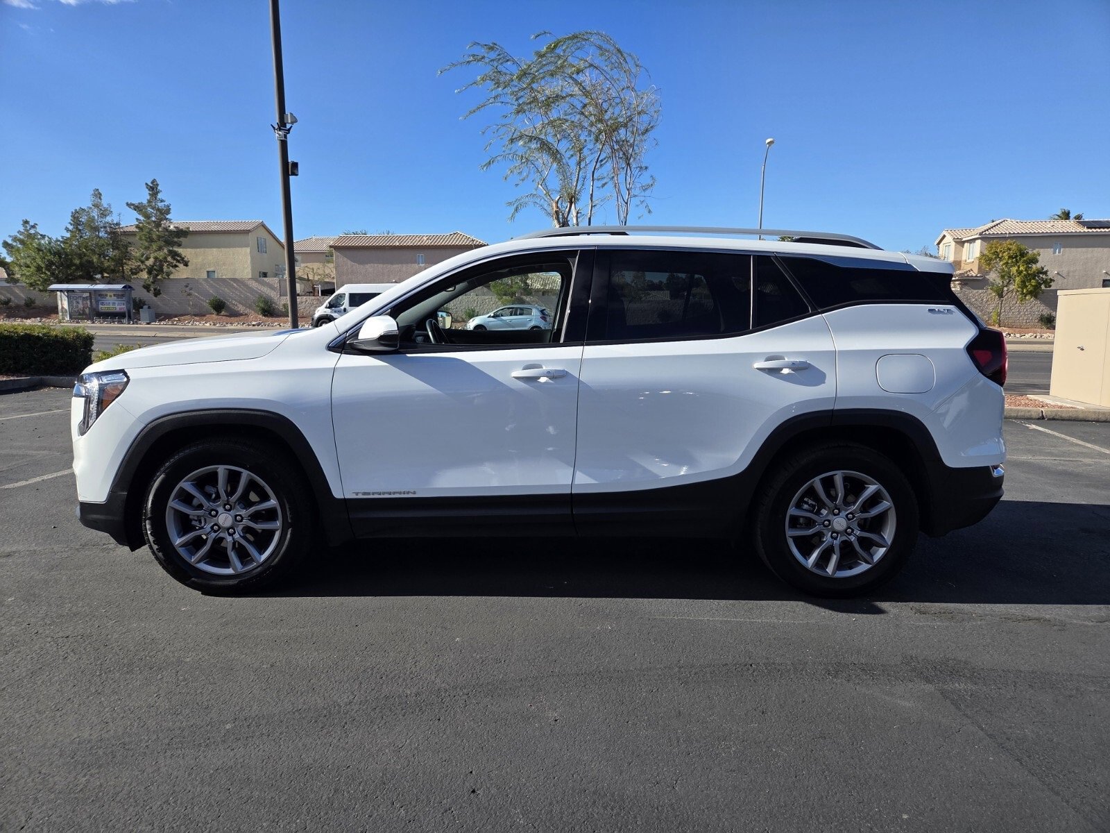 Used 2024 GMC Terrain SLT image 3