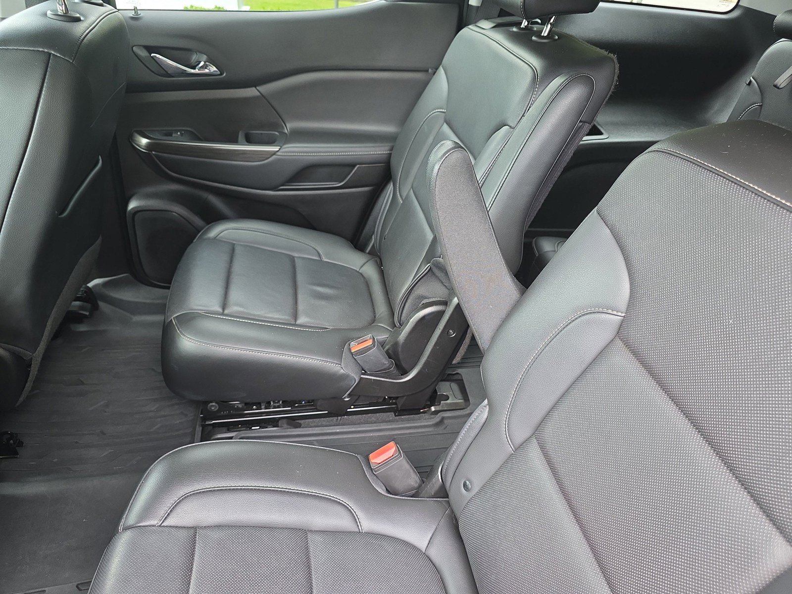 Used 2023 GMC Acadia SLT w/ Preferred Package FWD image 15