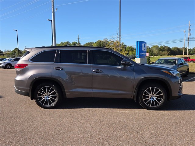 Used 2018 Toyota Highlander SE image 6