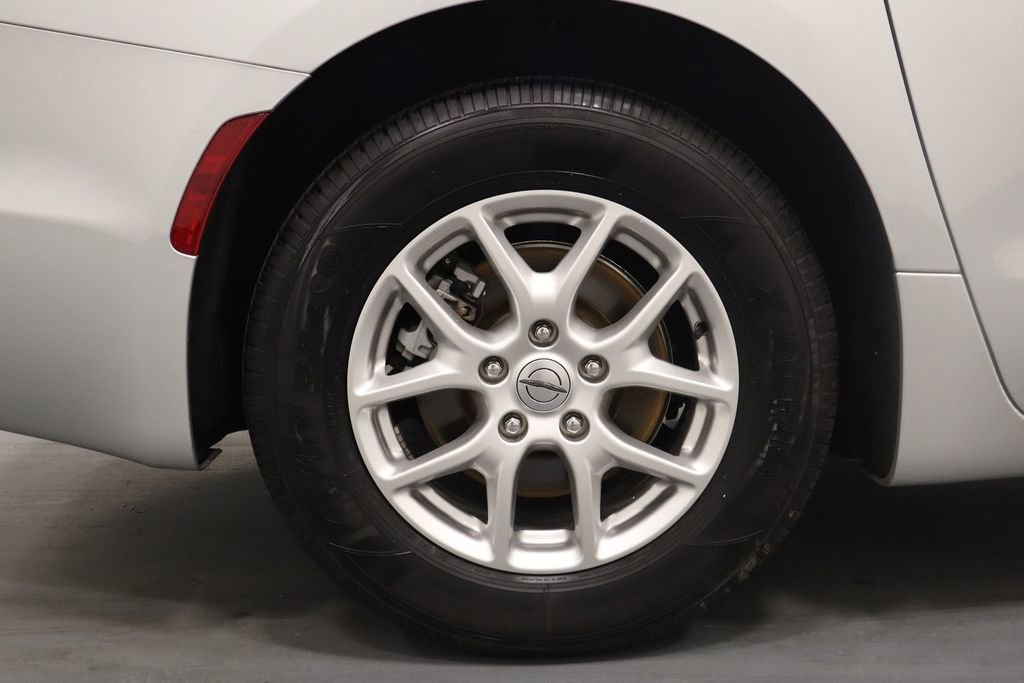 Used 2024 Chrysler Pacifica Touring-L image 26