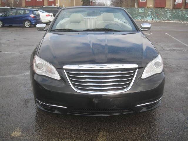 Used 2011 Chrysler 200 Limited FWD image 2