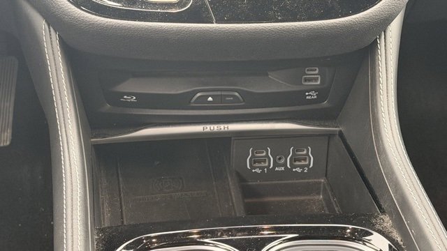 Used 2023 Chrysler Pacifica Limited w/ Uconnect Theater Family Group image 18