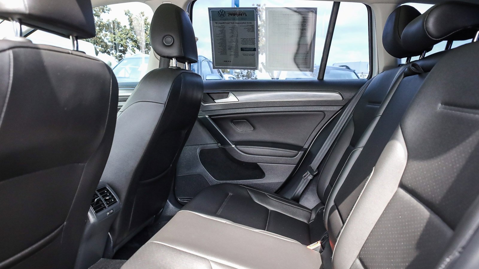 Used 2019 Volkswagen Golf SE image 18