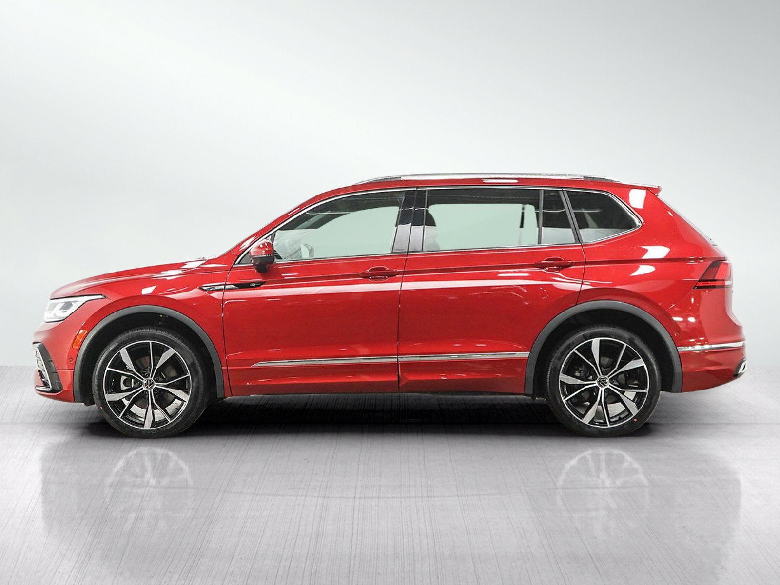 Used 2024 Volkswagen Tiguan SEL R-Line AWD/4WD image 2