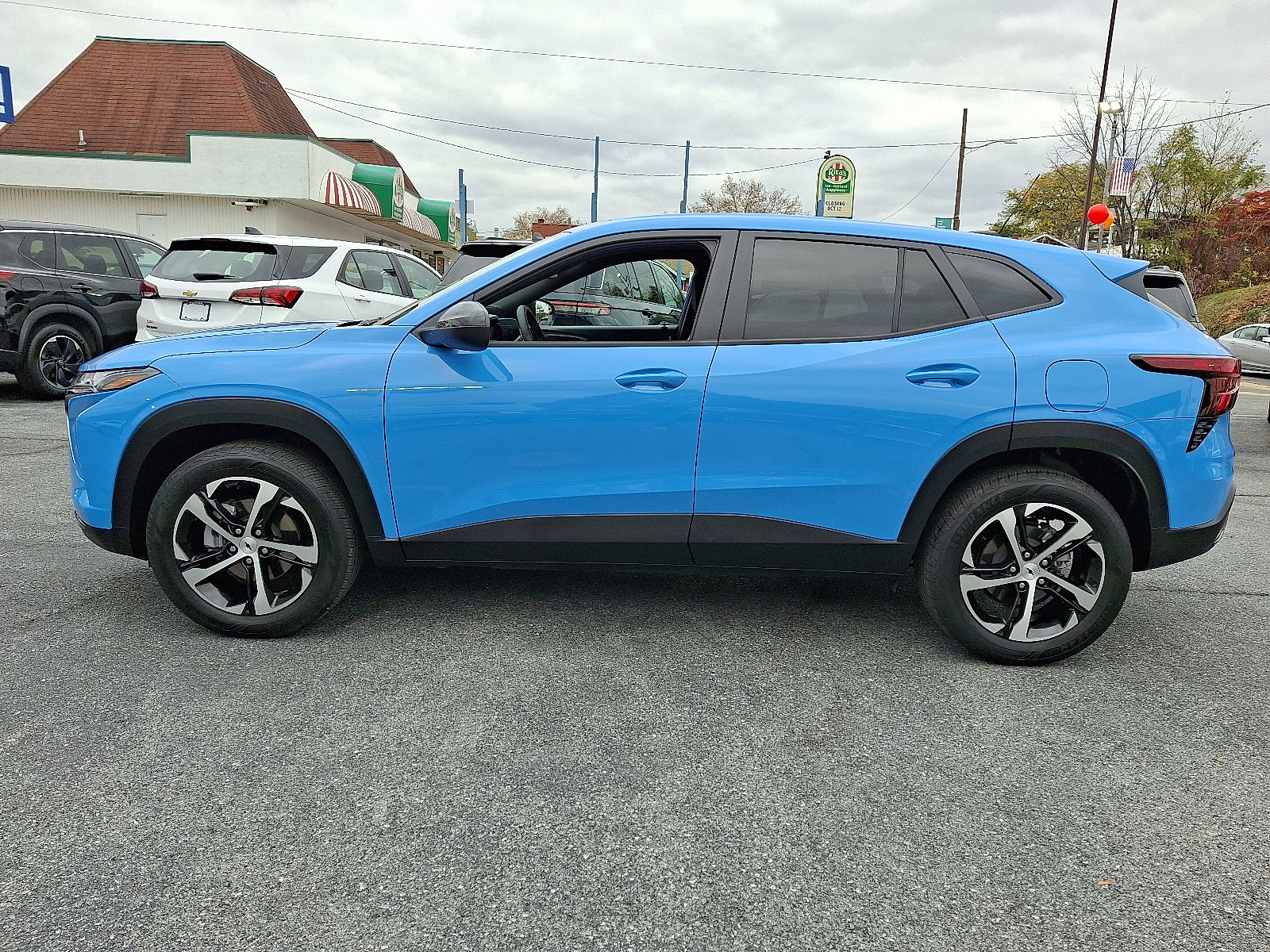 Used 2024 Chevrolet Trax RS w/ Driver Confidence Package image 2