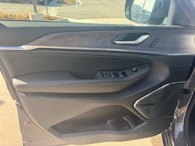 Certified 2025 Jeep Grand Cherokee Overland AWD/4WD image 11