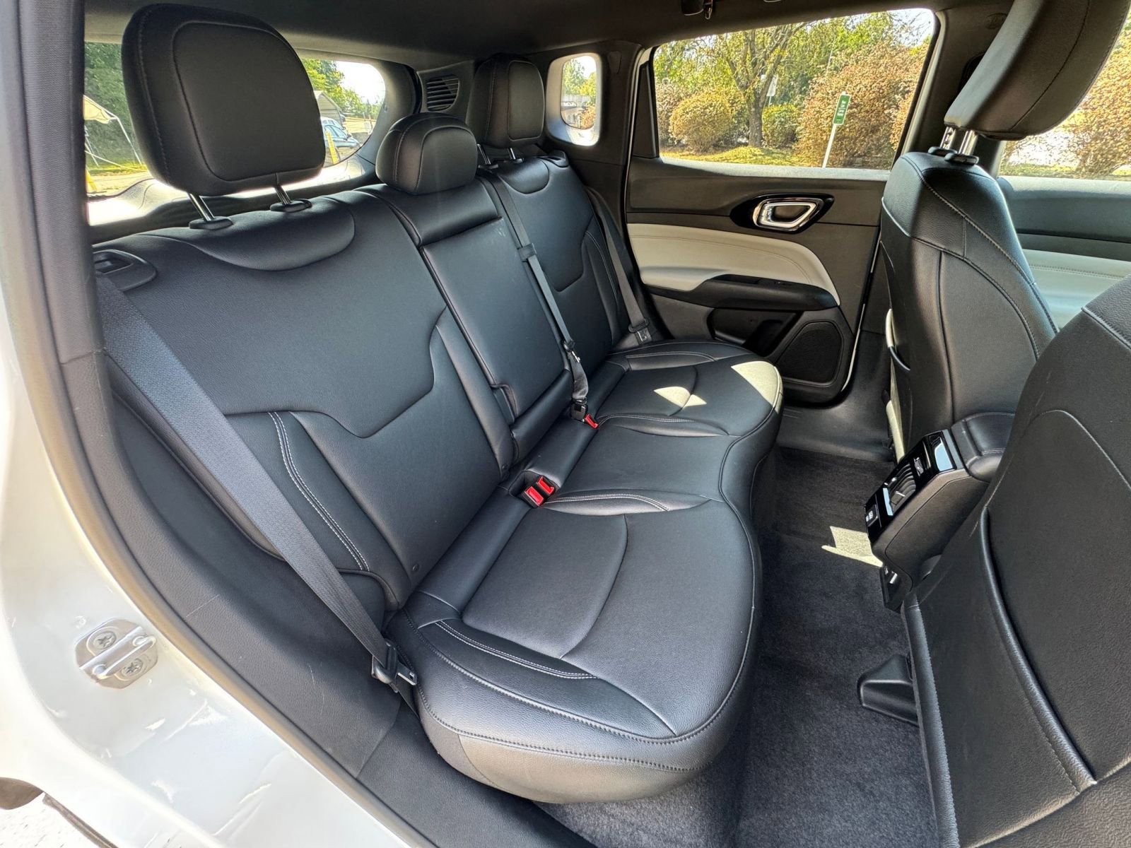 Used 2025 Jeep Compass Limited image 34