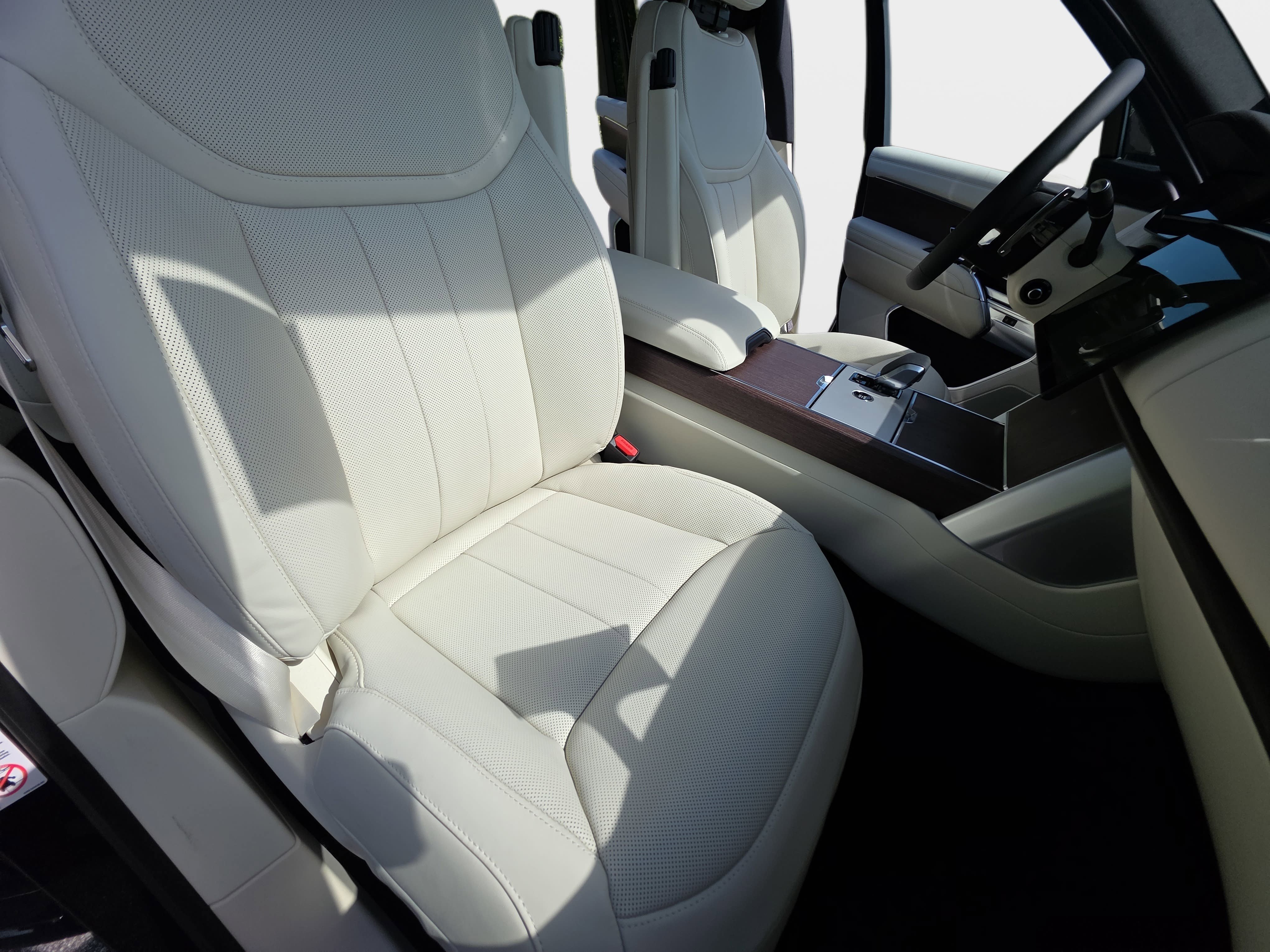 New 2026 Land Rover Range Rover Long Wheelbase SE AWD/4WD image 10