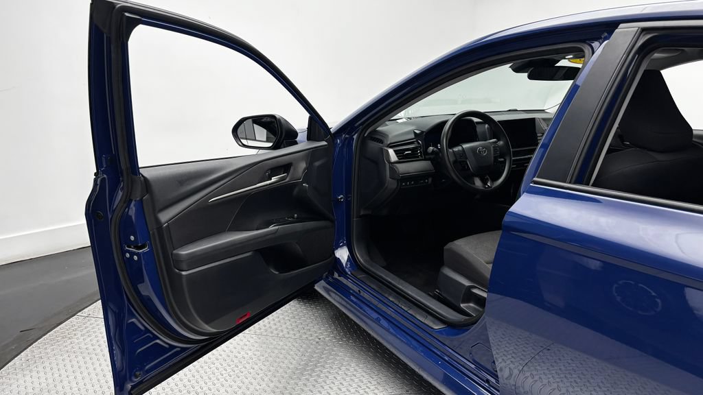 Used 2025 Toyota Camry LE FWD image 17